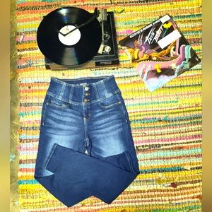 High Rise Three Buttons Skinny Jeans Size 9 🌈